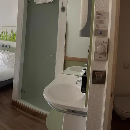 Ibis Budget Centre Crown Point Road 2*